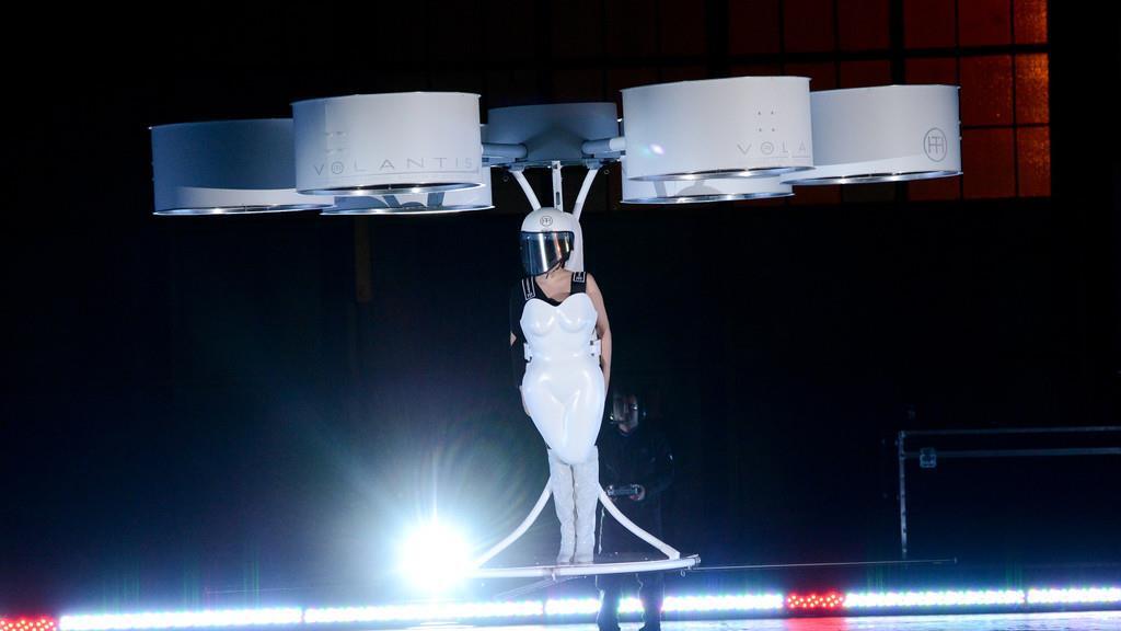 Lady Gaga in fliegendem Kleid