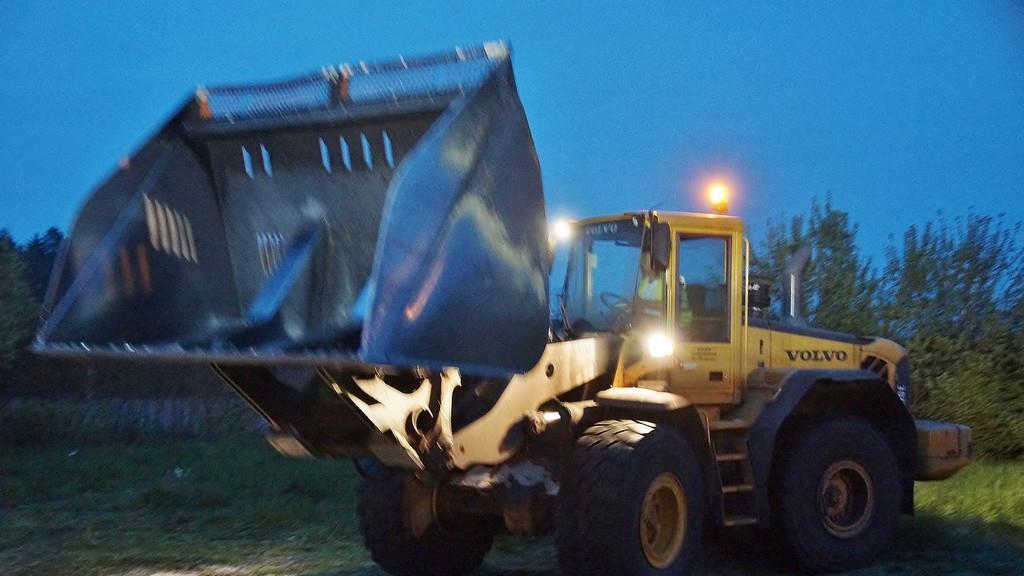 Lkw kippt auf A1 um