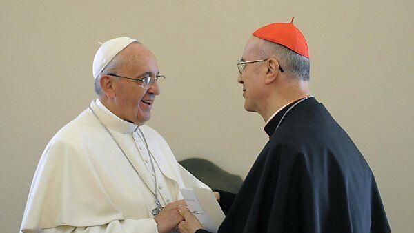 Bertone mit Papst Franziskus