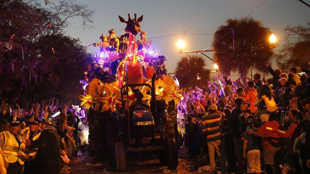 Auto rast in New Orleans in Faschingszug