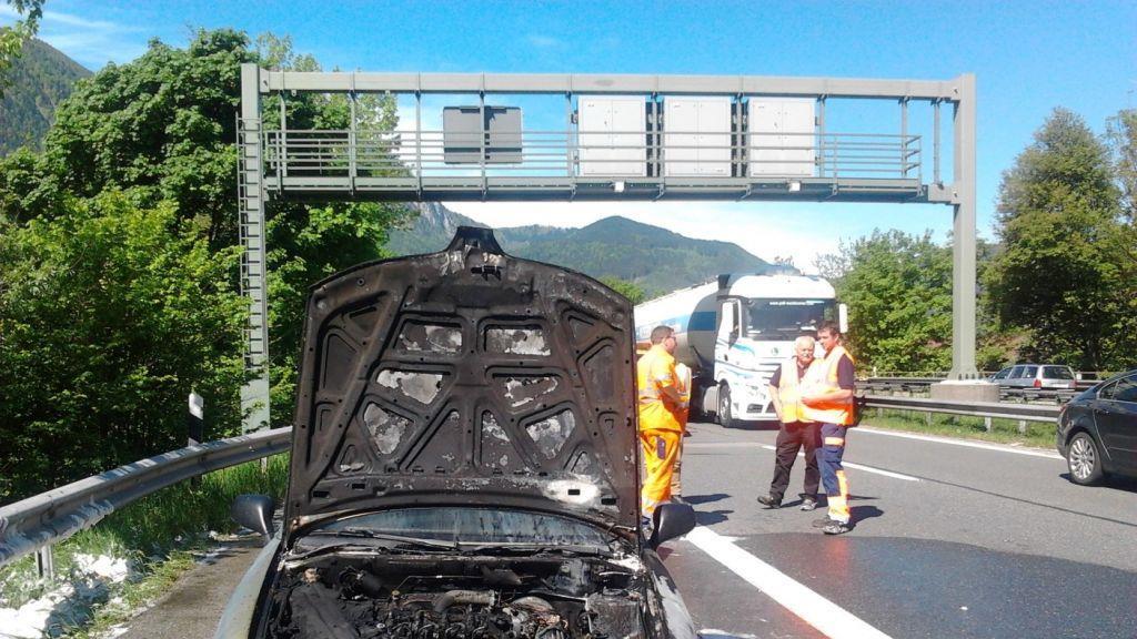 A8: Pkw ausgebrannt