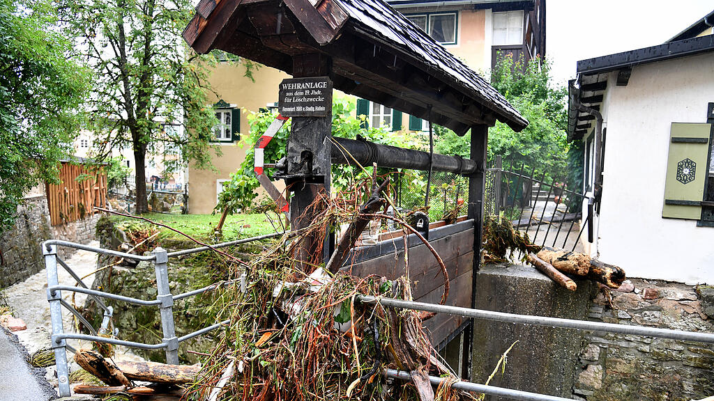 Aufr\u00e4umarbeiten in Hallein