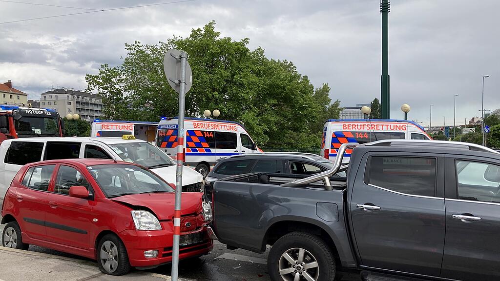 Sieben Verletzte bei Crash mit fünf Autos in Wien