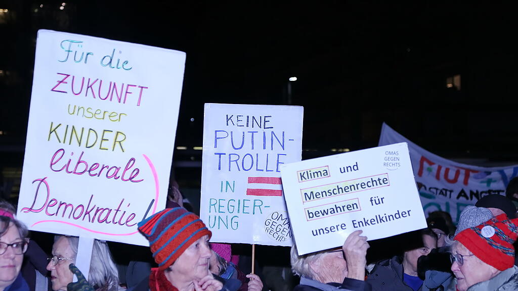 kundgebung blau-schwarz hauptbahnhof