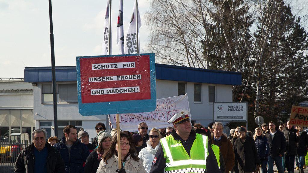 200 Personen demonstrieren gegen Asyl-Großquartier in Straniakstraße
