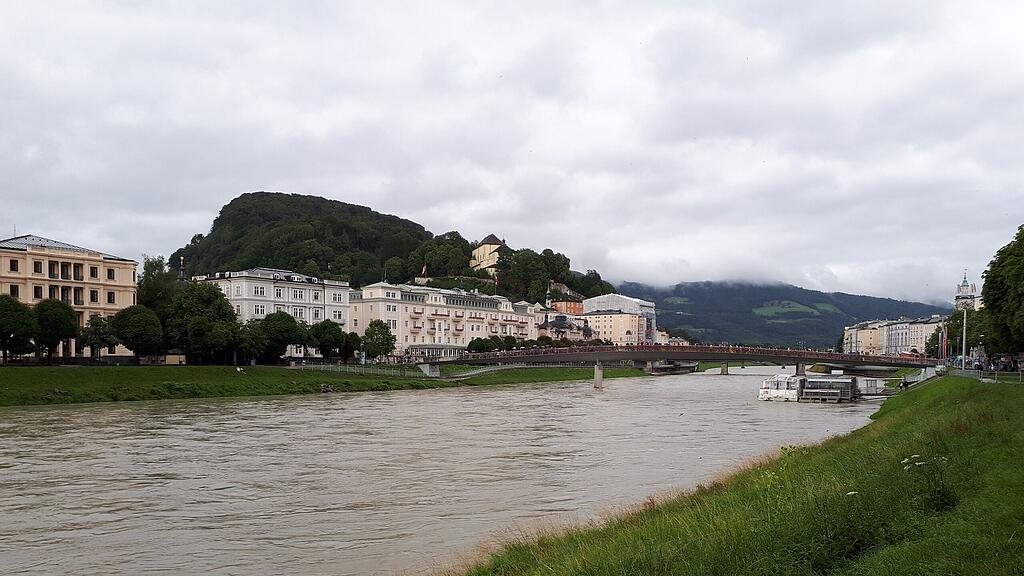 Die Salzach erreichte in der Stadt Salzburg die Meldegrenze.