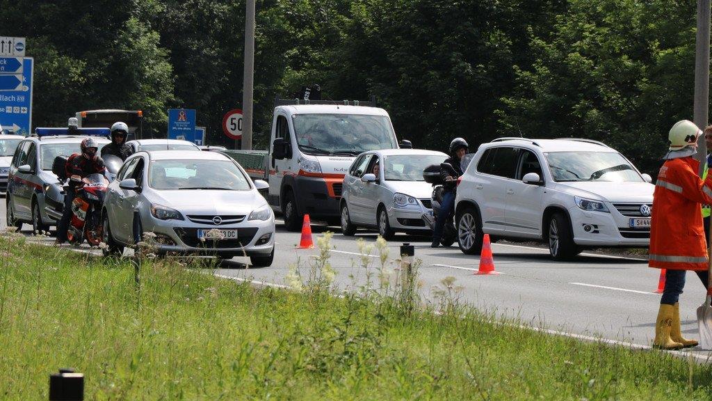 Schwerer Crash auf B156 bei Salzburg-Nord