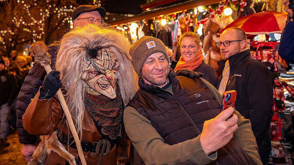 Alt Gnigler Krampusse beim Weihnachtsmarkt am Mirabellplatz