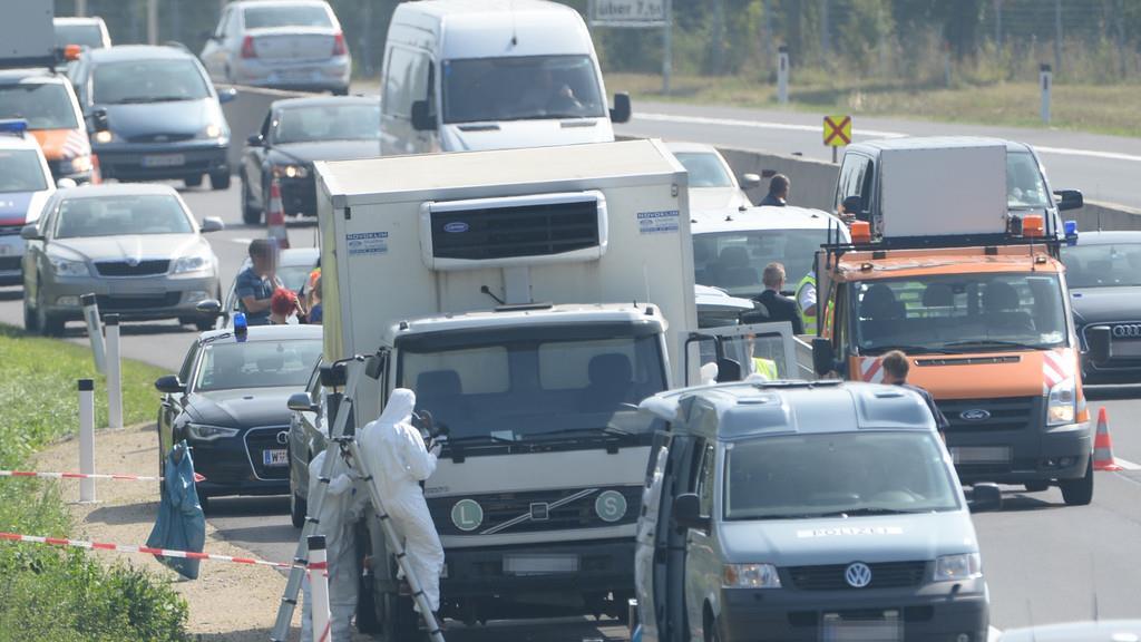 Leichen in Schlepperfahrzeug auf A4