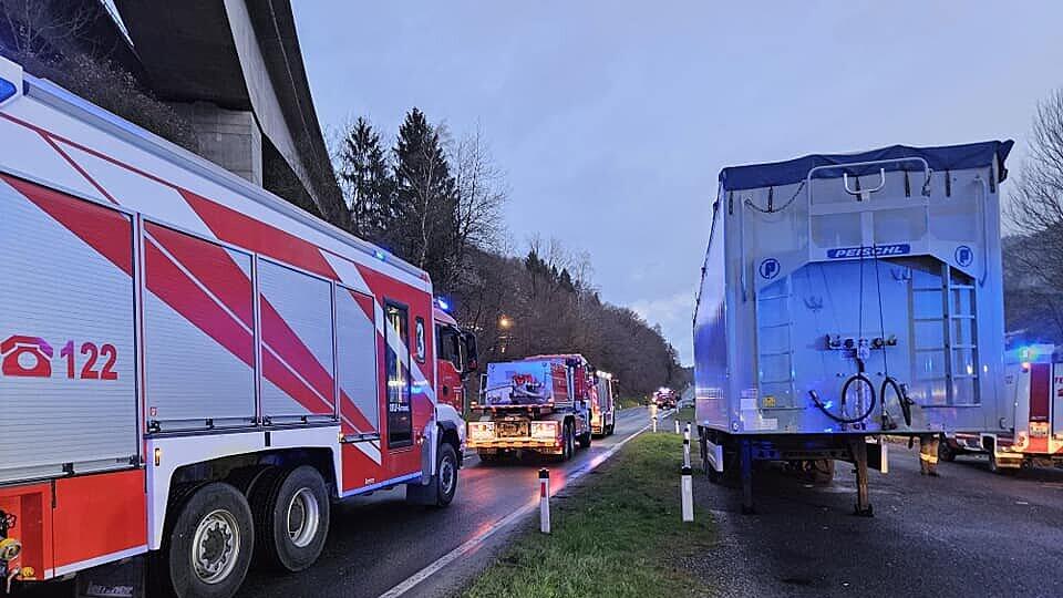 Autokran stürzt von Tauernautobahn