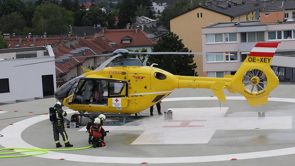 Einsatz\u00fcbung mit brennendem Hubschrauber