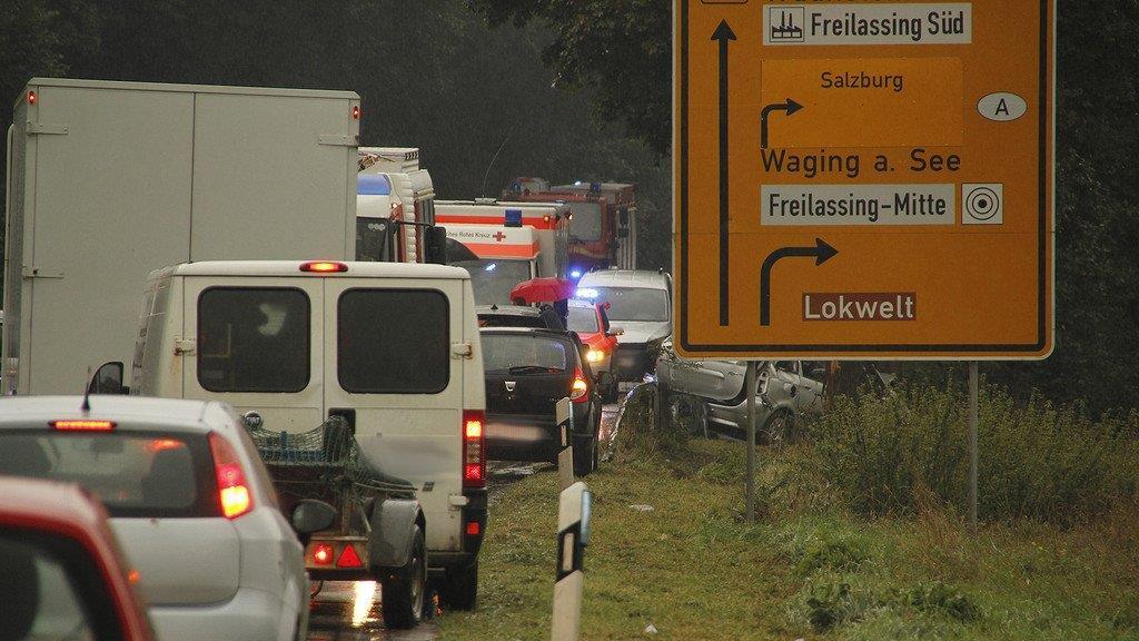 Pkw prallt in Baum
