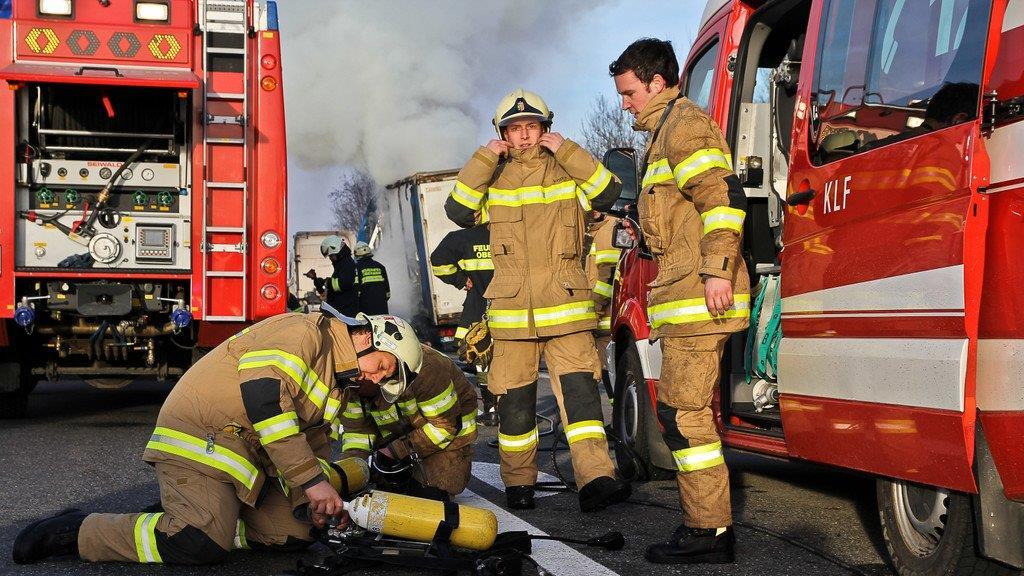Lkw-Anhänger brennt auf A1 aus
