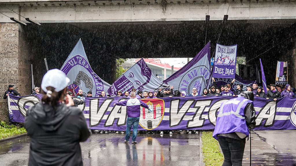 Die Fans von Austria Salzburg beim Fanmarsch vor dem Zweitliga-Spiel gegen den FC Liefering.