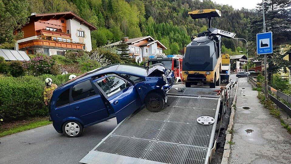Bruck: Auto contra Fräsmaschine auf Lkw