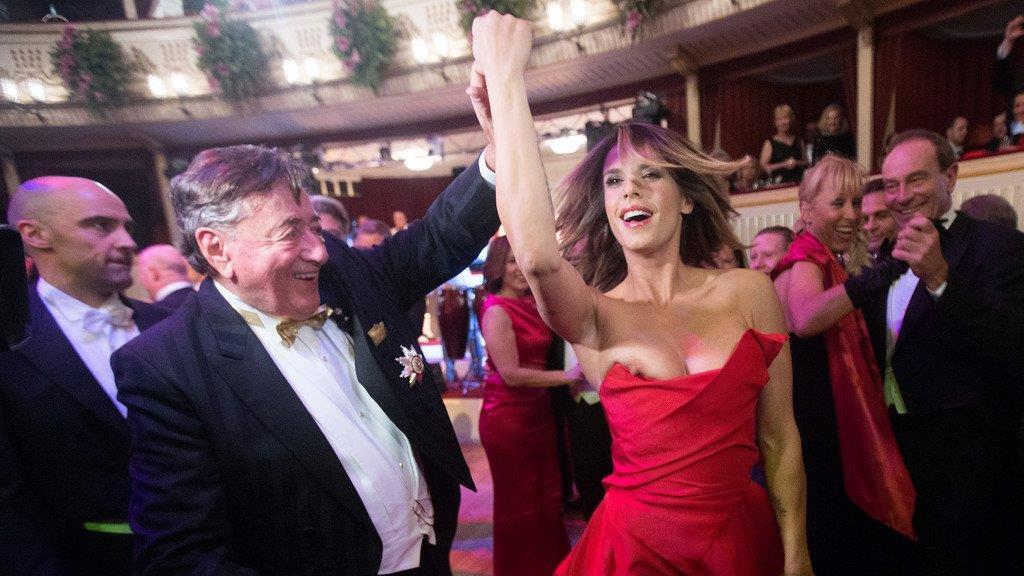 Opernball 2015: Busenblitzer von Elisabetta Canalis