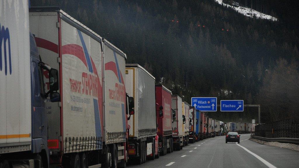 Schneechaos führt zu Stau auf A10