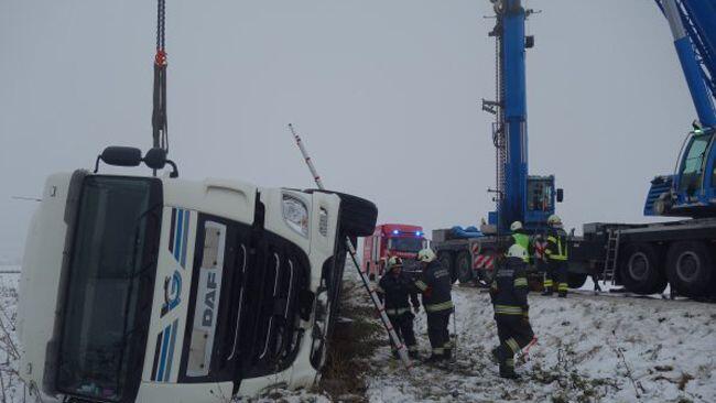 Der Lkw verlor bei dem Unfall 200 Liter Diesel.