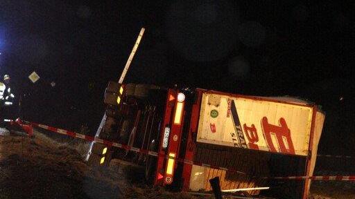 Fridolfing: Lkw umgekippt