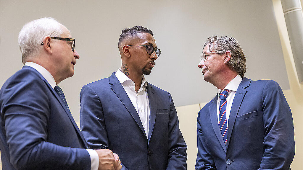 Boateng im Gerichtssaal mit seinem Anwalt (r.) und seinem Sprecher