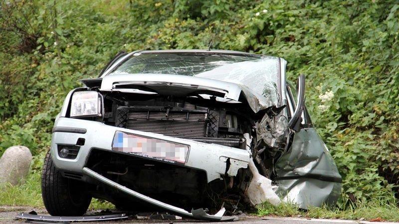 Pkw crasht auf Linzer Bundesstraße