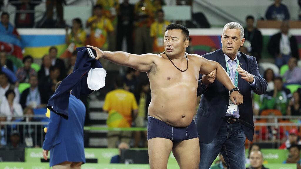 Ringer-Trainer aus der Mongolei zogen aus Protest blank.