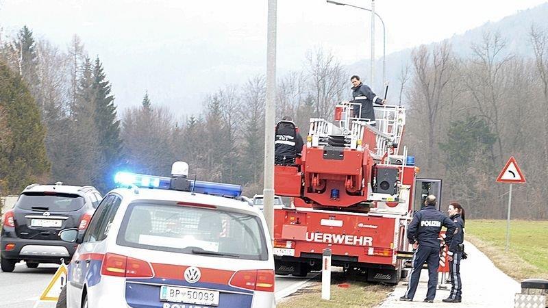 Pkw-Lenker prallt in Laterne