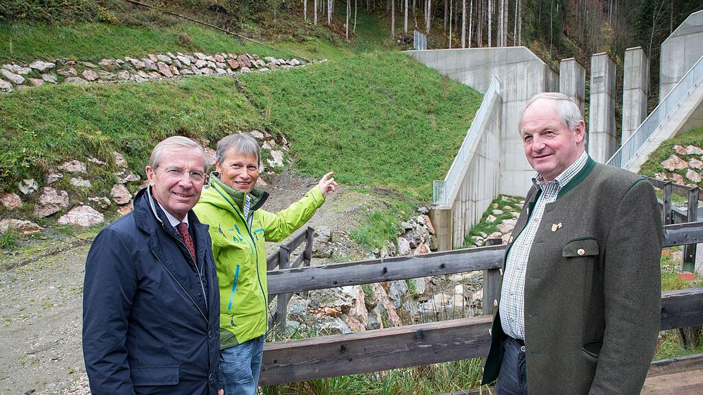 Haslauer mit Leonhard Krimpelstätter von der Lawinenverbauung und Bürgermeister Rupert Bergmüller