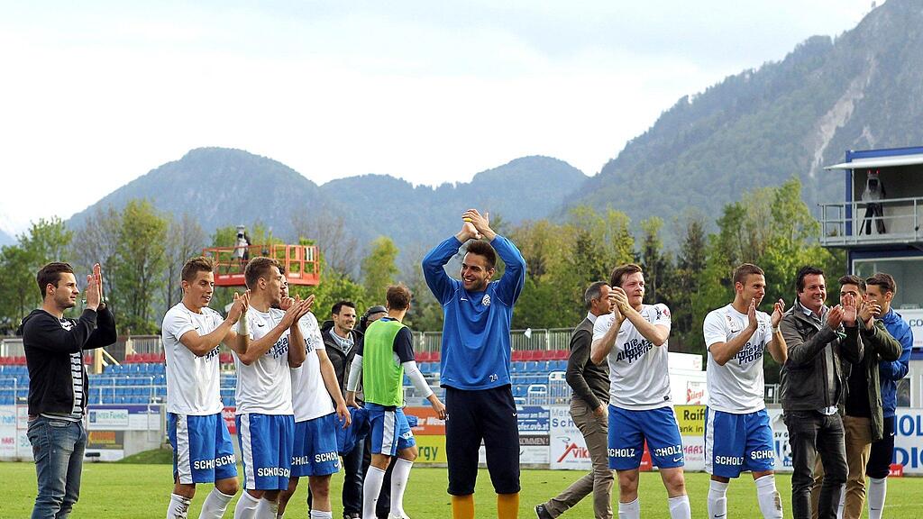 Die Mannschaft des SV Grödig ließ sich nach dem 2:1-Sieg zu Recht feiern.
