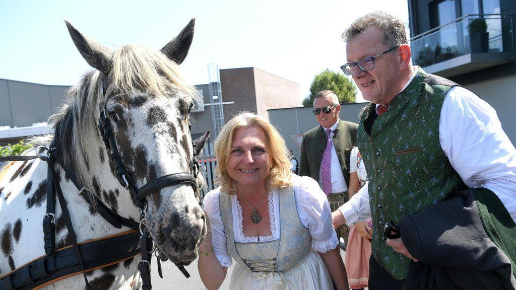 So heiratet Karin Kneissl