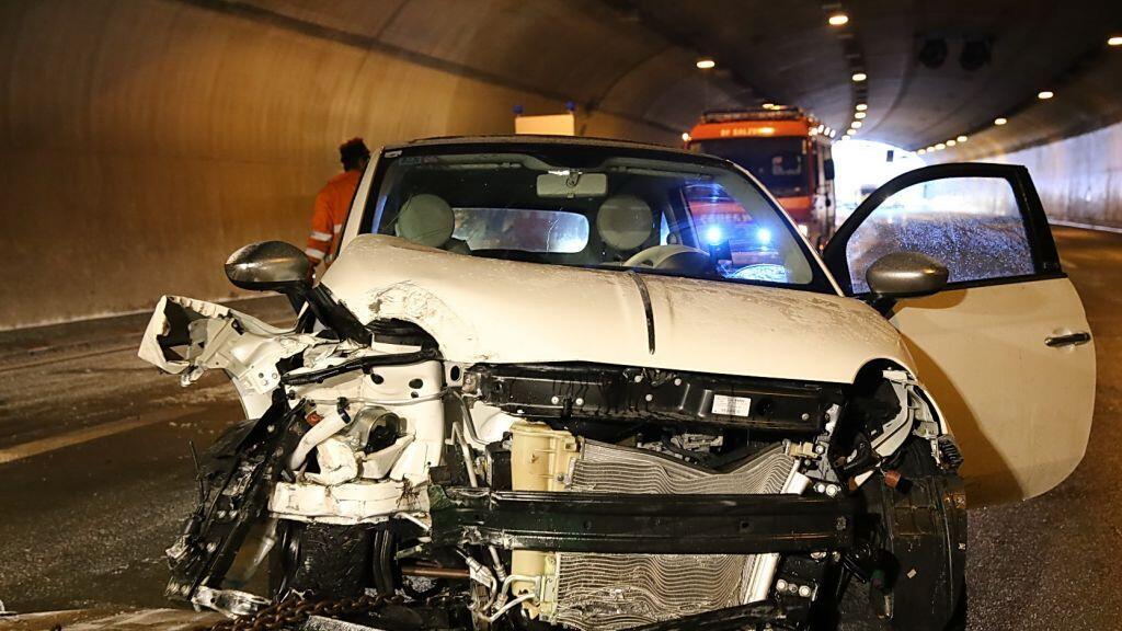 Im Lieferingen Tunnel auf der A1 krachte Dienstagabend ein Pkw in die Tunnelwand.