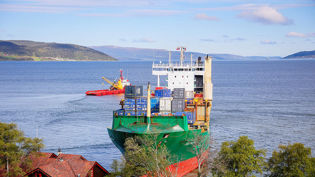 Containerschiff rast in norwegischen Garten