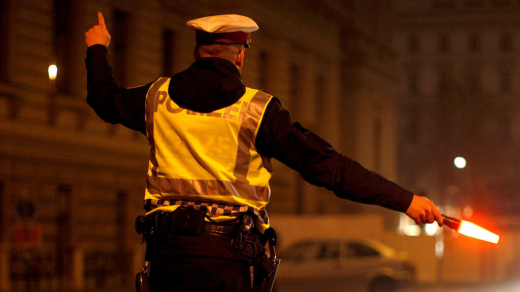 Polizeikontrolle, Fahrzeugkontrolle, Alkomat, Alkotest, Polizei, Polizist, Nacht, SB