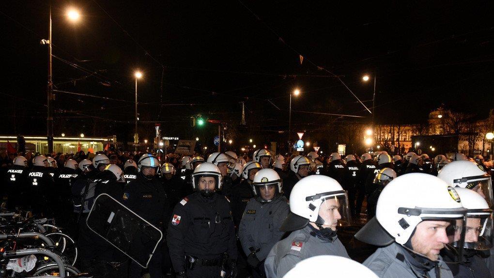 Demos gegen Akademikerball