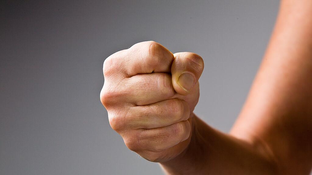 Der 26-Jährige attackierte seine Ehefrau mit den Fäusten (Symbolbild).