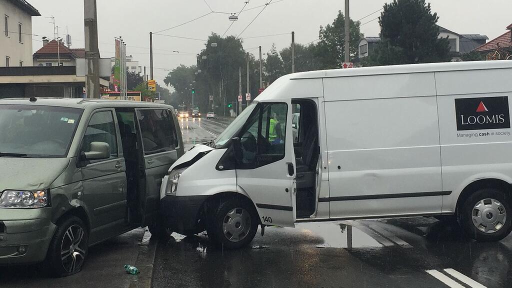 Ein Geldtransporter war in den Unfall verwickelt.
