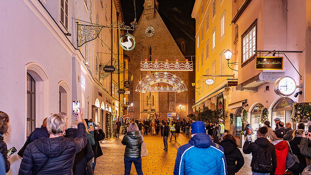 Lauf der Gr\u00f6diger Krampusse in der Altstadt