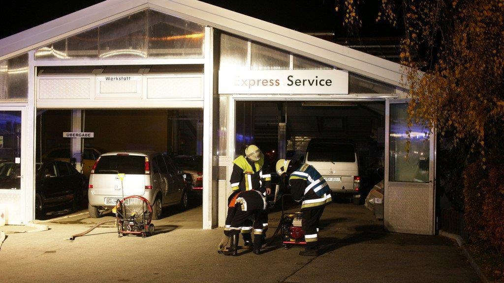 Feuerwehreinsatz in Autohaus, II