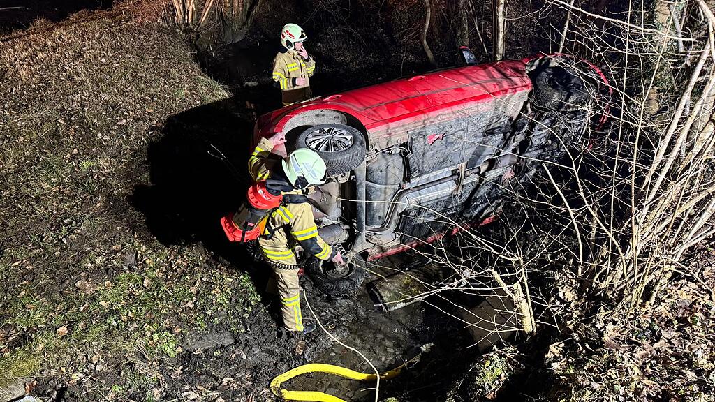 Auto-Überschlag endet in Bachbett: Zwei Verletzte in Bergheim