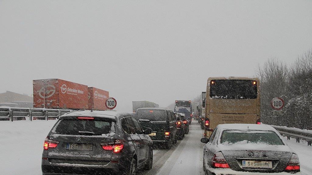 Schnee sorgt für Unfälle und Verkehrschaos: Stau auf der A1