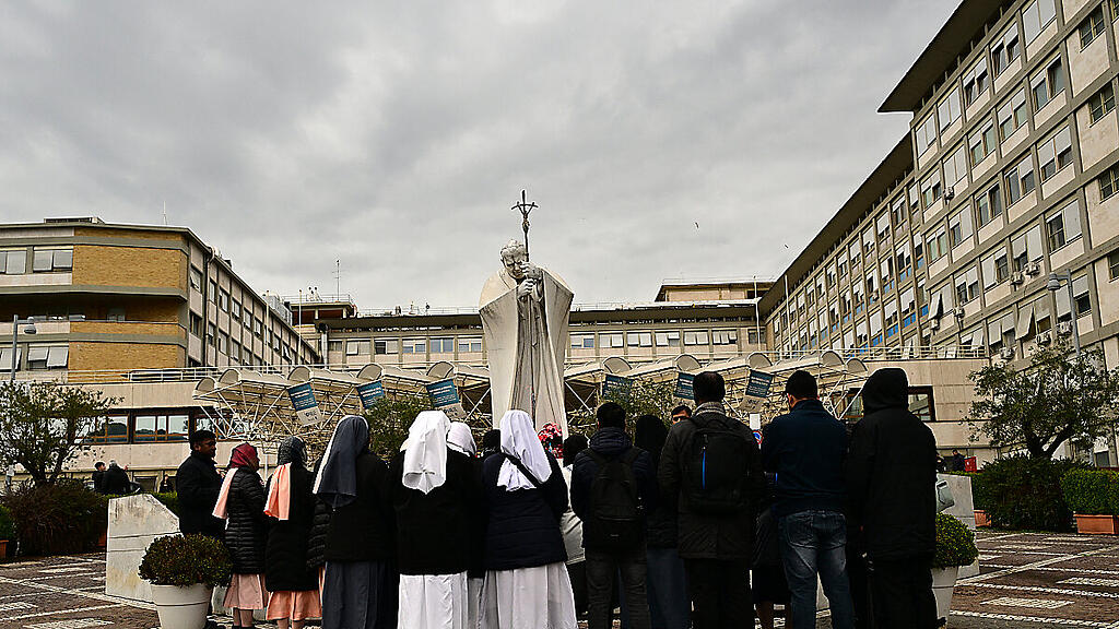 Gebete für den Papst vor der Gemelli-Klinik