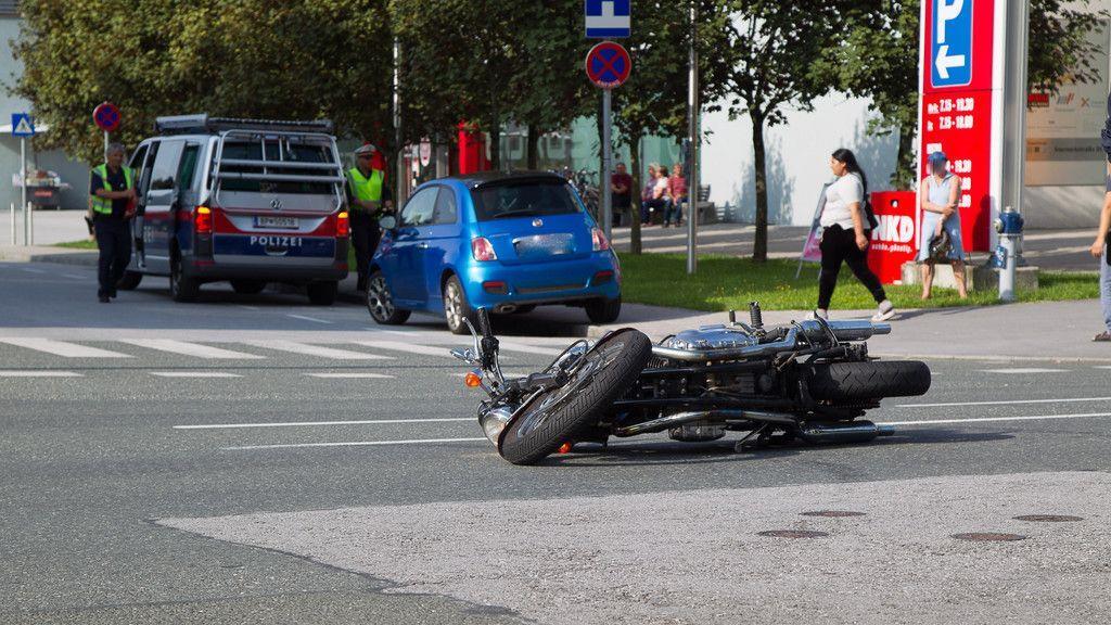 Motorrad vs. Pkw in der Sterneckstraße