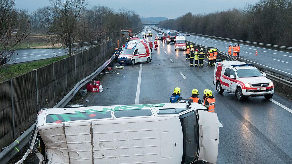 Einige Insassen wurden aus dem Transporter geschleudert.