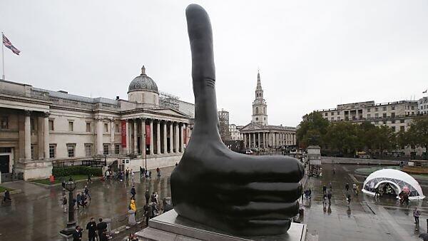 Künstler David Shrigley sieht den Überlangen Daumen auch als Satire
