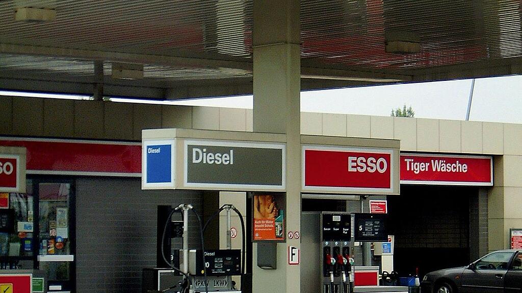 Die Angestellten der Tankstelle wurden mit einer Waffe bedroht.