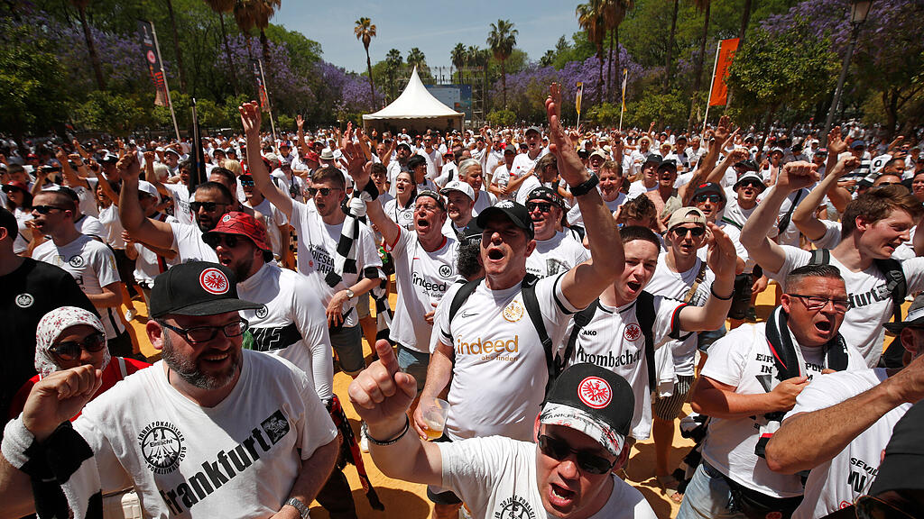 Frankfurt-Fans feiern in Sevilla
