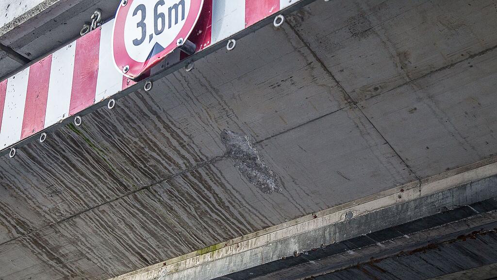 Die Brücke in der Guggenmoosstraße wurde leicht beschädigt.