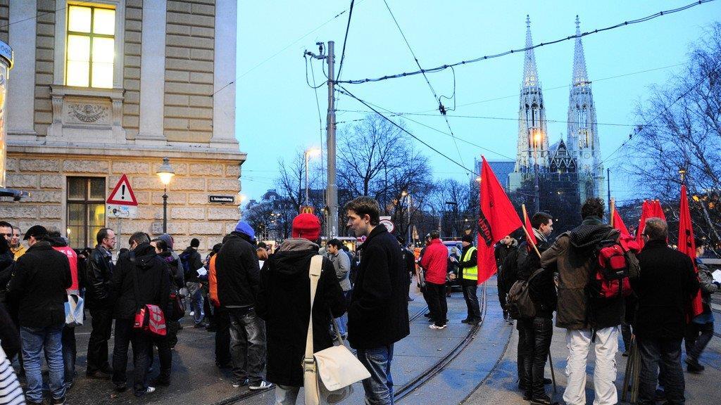 Akademikerball 2013: Demonstranten versammeln sich vor der Hauptuni