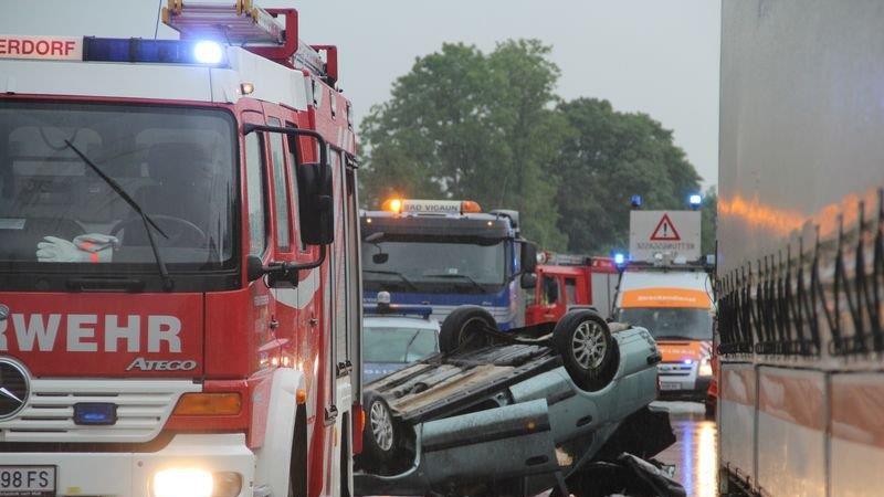 Pkw überschlägt sich auf der A1