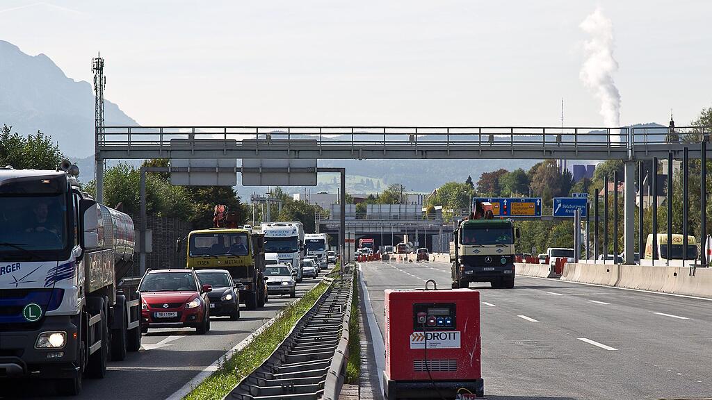 Auf der A1 ist es derzeit mühsam mit dem Autofahren.